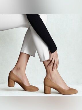 MARGAUX The Heel – Suede Block Heel Pump – Tan – 38.5 M